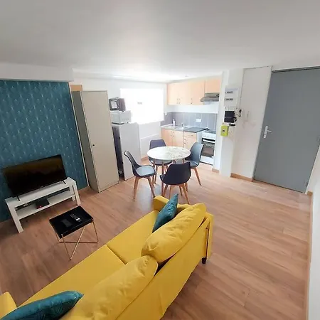 3 Centre *